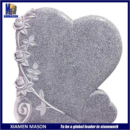 Memorial en forma de corazón de granito gris con flor